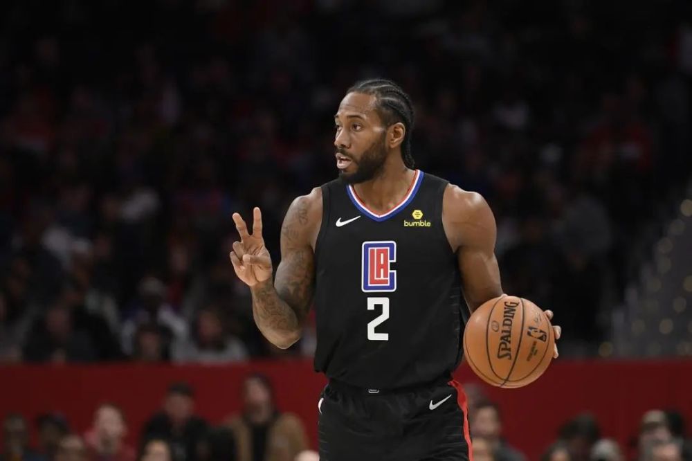  快船双核发威轻取开拓者，伦纳德攻防一体展统治力  