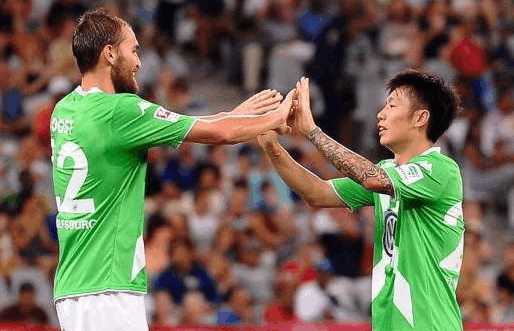  门兴格拉德巴赫中场掌控全局，精妙配合撕破防线