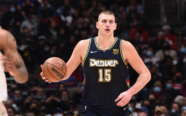  约基奇连续第十场三双，掘金击败快船稳居前六